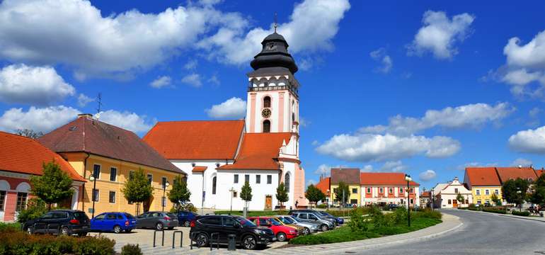 Bechyně je slavná svými lázněmi, keramikou i polohou nad soutokem Lužnice a Smutné