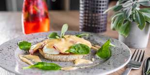 Vajce Benedikt so šunkou + čerstvá limonáda