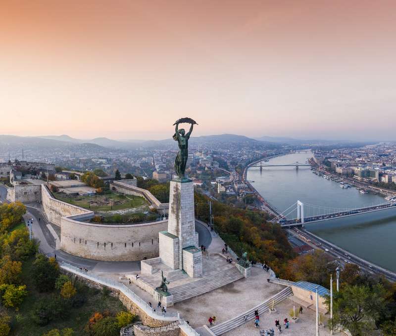Socha Slobody na Citadele s výhľadom na Dunaj a Budapešť