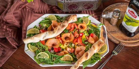 Zeleninový šalát s údeným lososom, olivovým olejom a bagetkou v reštaurácii Oáza pri Draždiaku/Bratislava - Petržalka - Draždiak