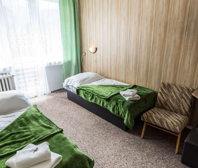 Izby sú jednoducho zariadené a je z nich krásny výhľad na prírodu