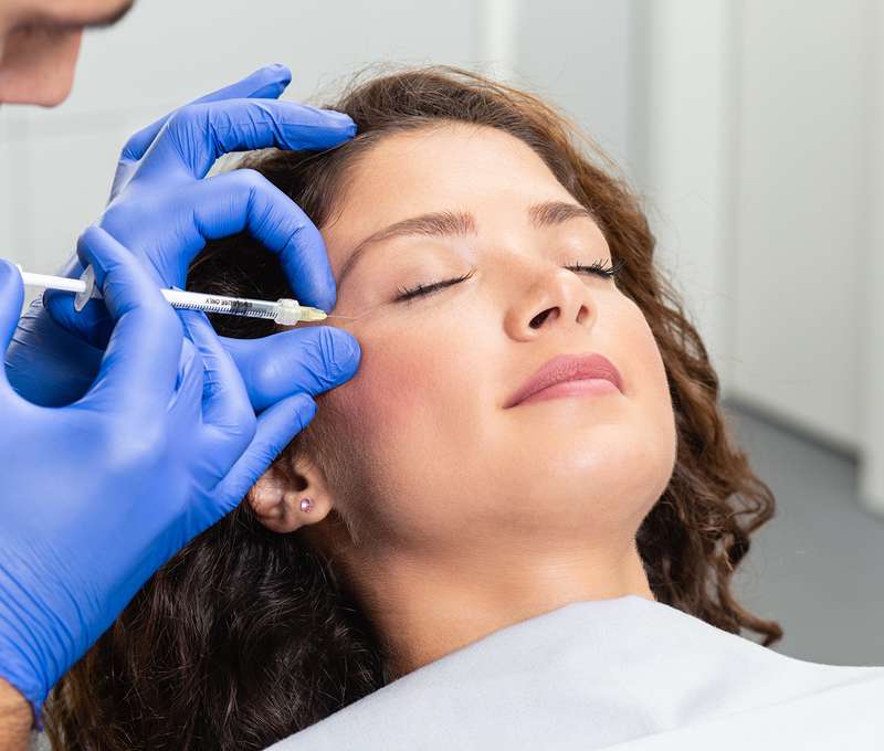 Stop vráskam - aplikácia účinnej látky špecialistkou na estetickú dermatológiu
