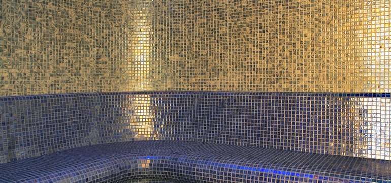 Parná sauna s teplotou 45 - 50 °C a 100 % vlhkosťou vzduchu + vôňou aromatických olejov