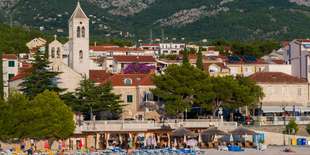 Baška Voda leží v srdci Dalmácie a od mesta Makarska je vzdialené cca 10 km