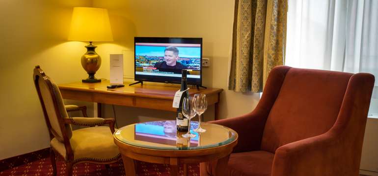 Vybavenie izieb: SAT TV, minibar, trezor, wifi, fén, kúpeľňa so sprchou a WC