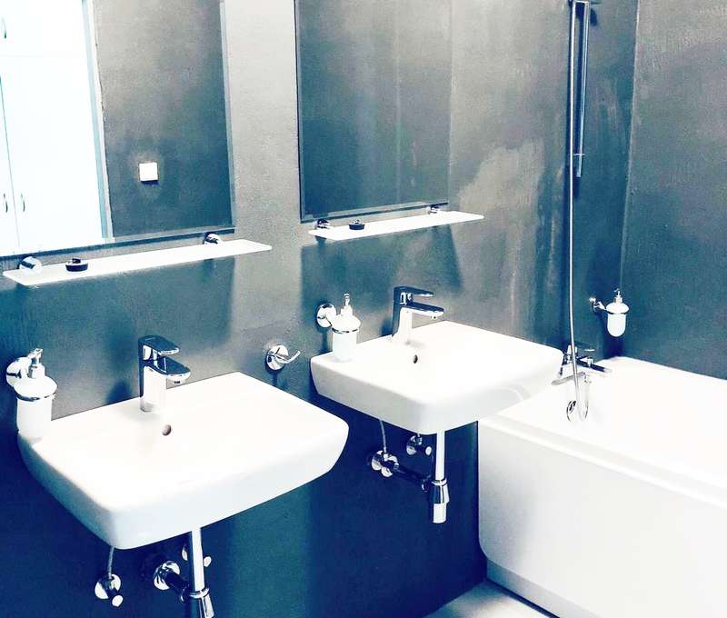 Samozřejmostí každého pokoje je vlastní koupelna s WC