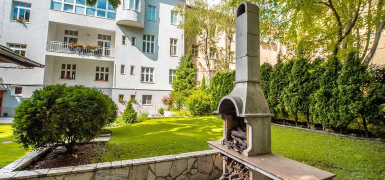 Hotel Arcus*** je známy svojou krásnou záhradou, kde môžete aj grilovať