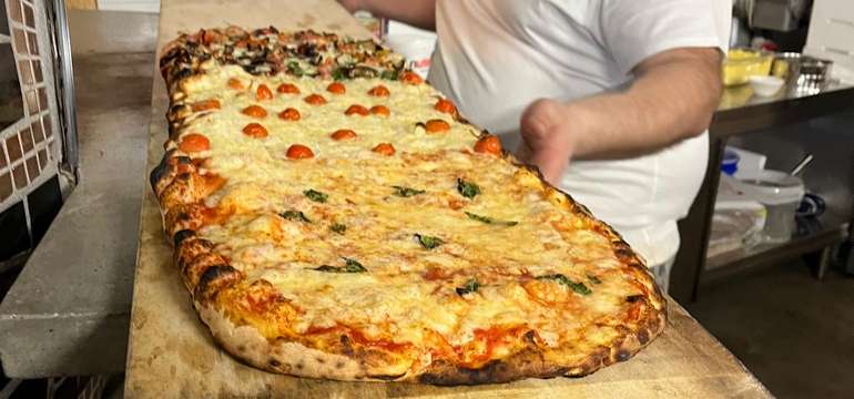 Pravá talianska pizza a panuozzi v reštaurácii Italianissimi