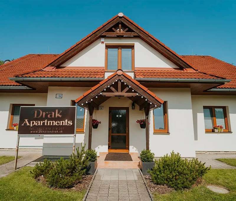 Vstup do apartmánového domu Drak Apartments v depandance