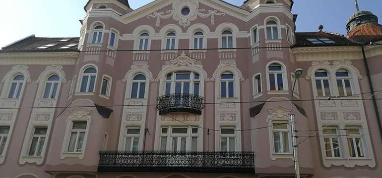 V historickej budove na Štúrovej 12