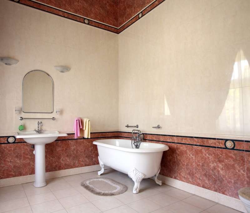 Kúpeľňa s vaňou, doplnky osobnej hygieny, sušič vlasov