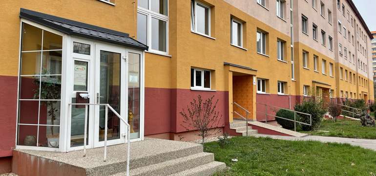Vchod do centra Refreš
