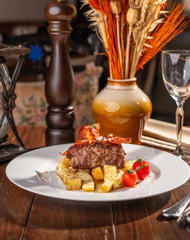 200 g Hovädzí steak so slaninkou a zelerovými hranolčekmi pre 1 osobu