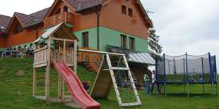 Súčasťou areálu je aj detské ihrisko s trampolínou, preliezkami a šmýkačkou