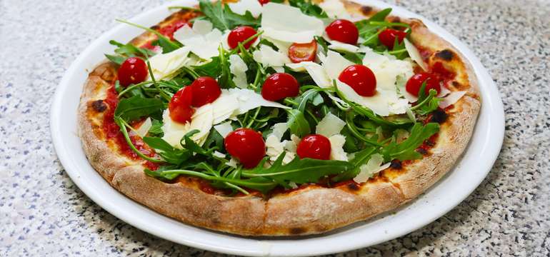 Dochrumkava upečená pizza podľa vlastného výberu