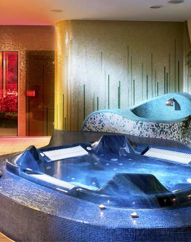 Saunový svet tvoria 3 druhy sáun, jacuzzi, tropický vodopád, vyhrievané ležadlá a ochladzovací bazén