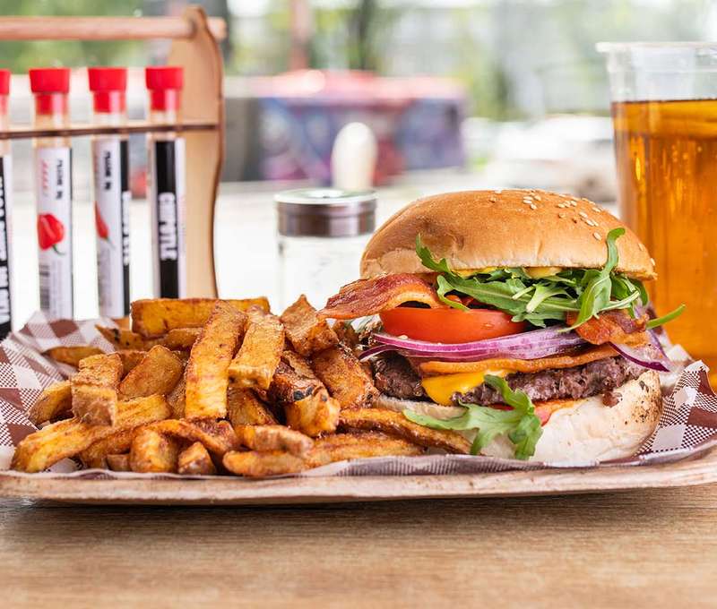 Burger s hranolkami, dresingom a limonádou v Burger Bare