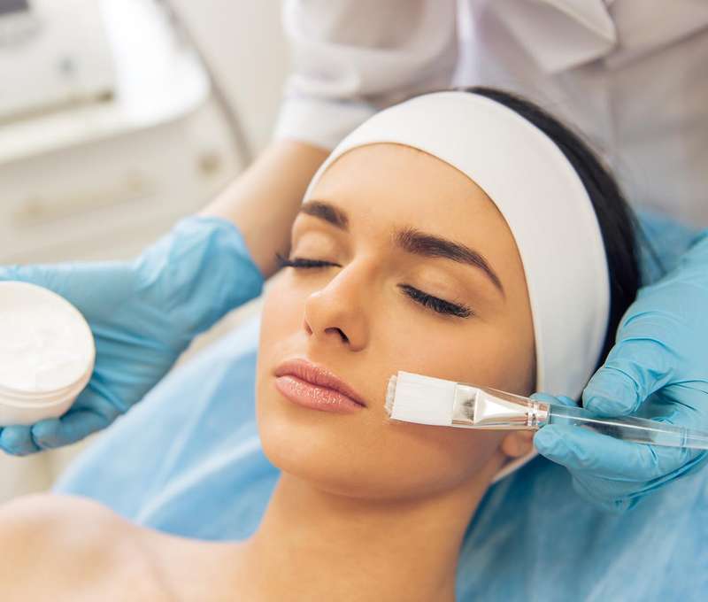 Hĺbkové čistenie a regenerácia pleti, vďaka ktorej zažiarite v Beauty Esthetic Centrum