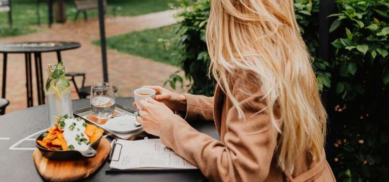 Brunch, obed či drink ako z filmu si môžete dopriať v kaviarni EPIKA v budove apartmánov