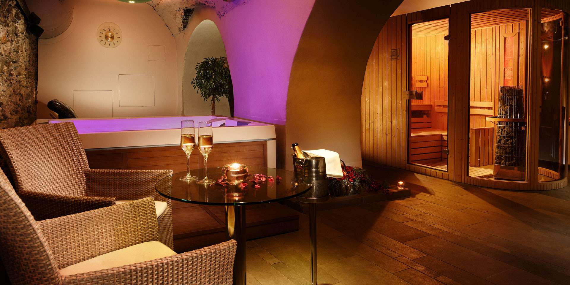 Romantická 3-chodová večera a 60 min. privátny wellness v hoteli Ambassador**** priamo v centre Košíc