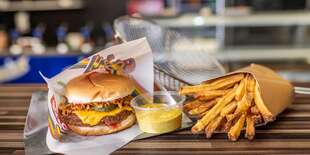 Friers burger 200 g + veľké hranolky 120 g + omáčka