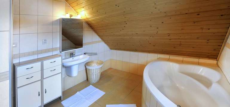 Každá drevenica Sojka má sprchový kút, vaňu a dve WC