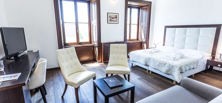 Priestranná izba Junior Suite v kaštieli Château Appony****