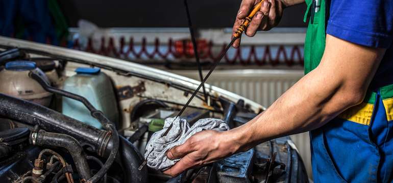 Výmena motorového oleja a filtrov osobného automobilu