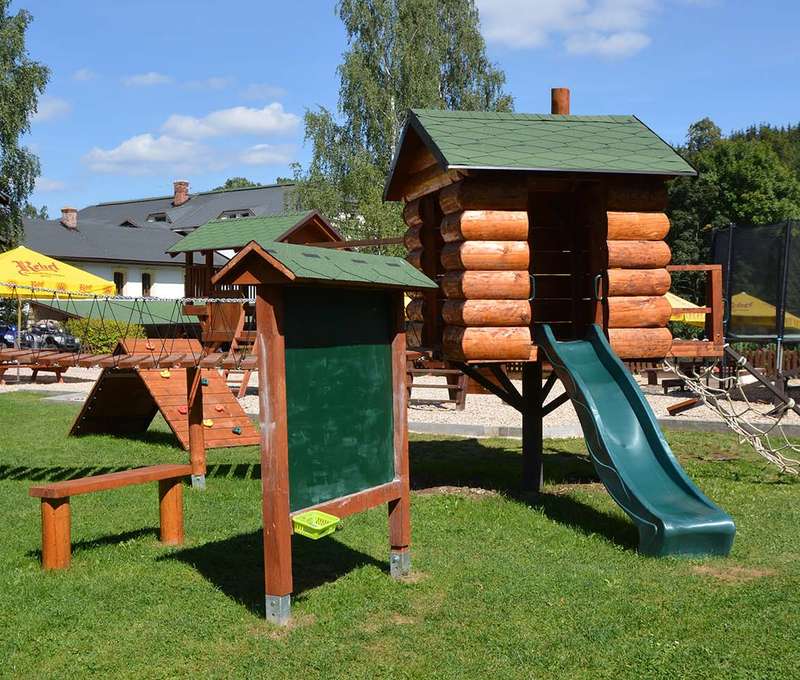 Děti mají k dispozici velké nové hřiště i trampolínu