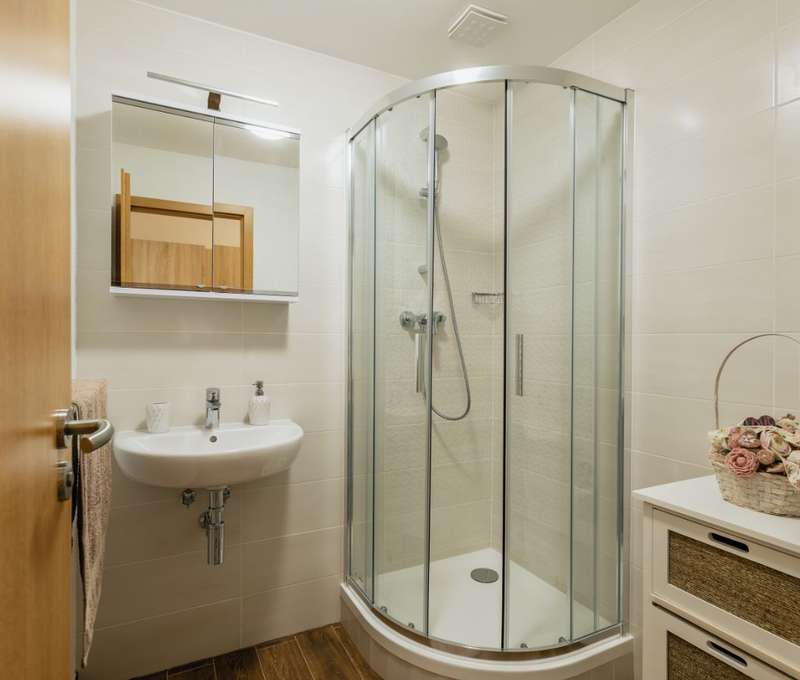 Súkromná kúpeľňa so sprchovacím kútom a príslušenstvom