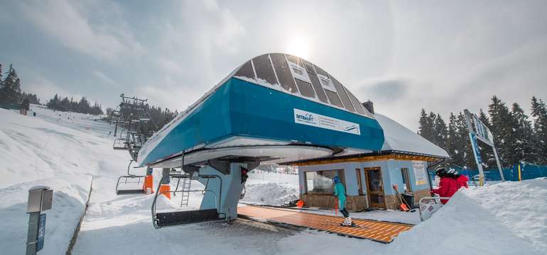 V stredisku Jurgow Ski v Poľsku sú dve moderné lanovky a štyri vleky