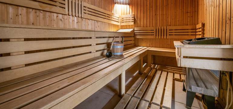 Jacuzzi, fínska, parná, infrasauna, ochladzovací bazén, masážna sprcha, relaxačná zóna