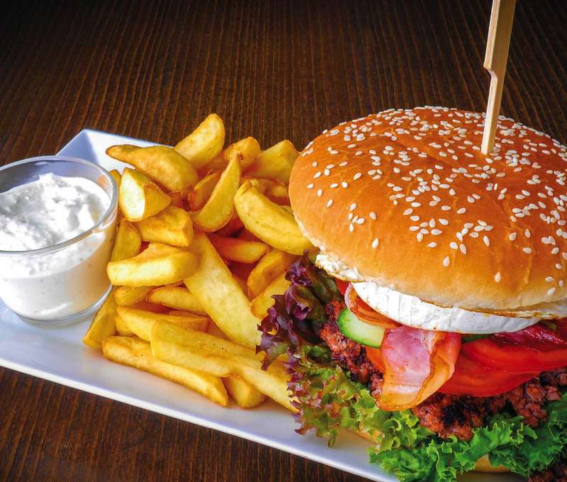 Jedinečný SK & HU hamburger s hranolkami