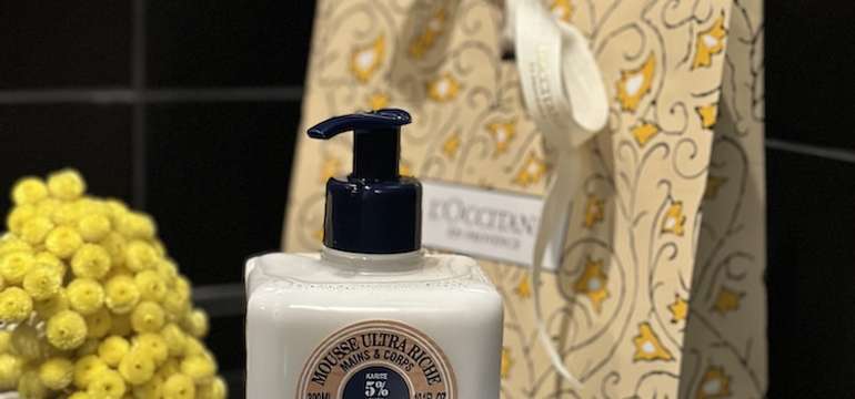 Sprchy vybavené kozmetikou značky L’Occitane a sušiče vlasov Dyson