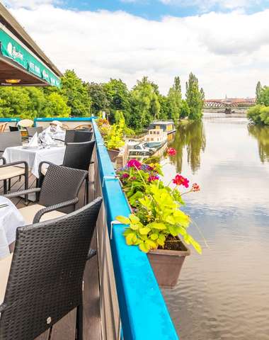 Botel Vodník má terasu s prekrásnym výhľadom na Vltavu a neďaleký Vyšehrad