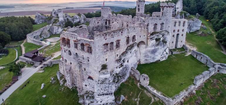 Zábavný park Ogrodzieniec v Poľsku stojí pri impozantnej zrúcanine hradu