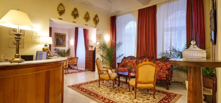 Lobby lounge & bar je otvorený nonstop a ponúka občerstvenie, internet i spoločenské hry