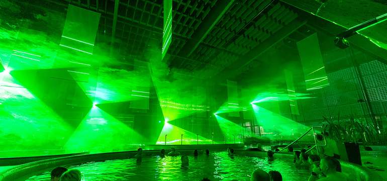 Multimediálna laserová show v bazénoch Blue Sapphire každý večer prinesie skvelú atmosféru