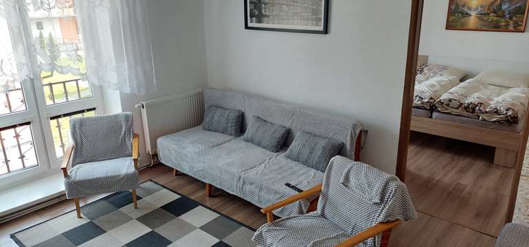 Apartmán má 1 obývaciu izbu s TV