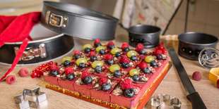 Torta v tvare kocky 20x20 cm nakrájaná na 25 malých kociek, príchuť malinovo-čokoládová