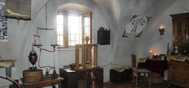 Stálá expozice v renesančním kostele Radoľa vám přiblíží svět, ve kterém žil a tvořil alchymista