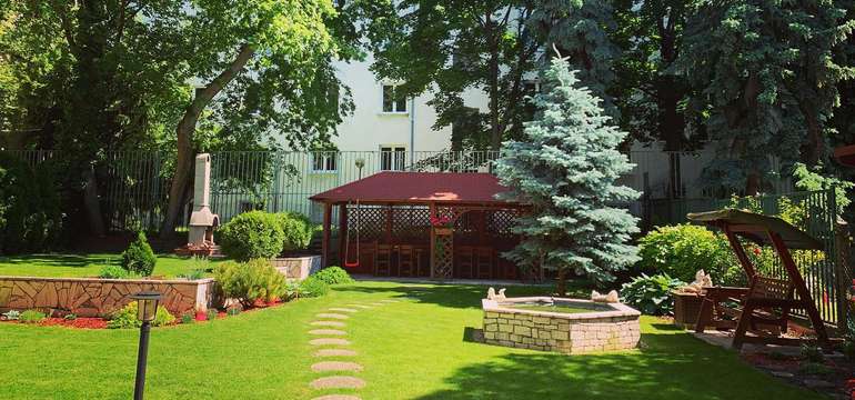 Hotel Arcus*** je známy svojou krásnou záhradou, kde môžete aj grilovať