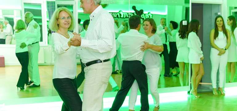 Naučíte sa štandardné tance ako napríklad waltz, valčík, tango či quickstep
