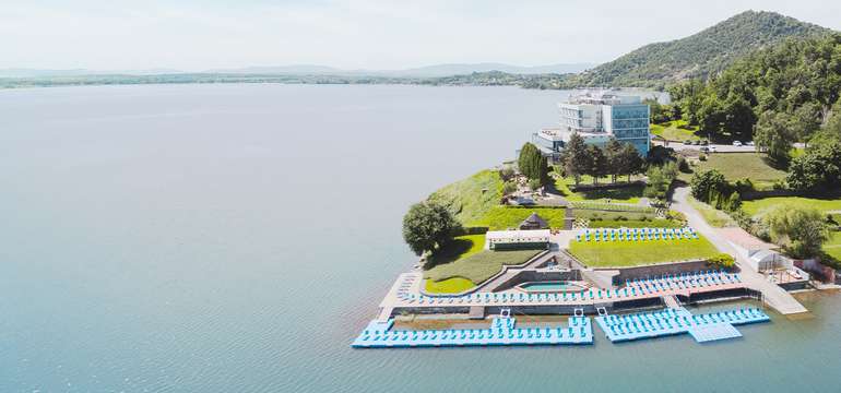 Hotel Eurobus sa nachádza v centre rekreačnej oblasti Zemplínska šírava