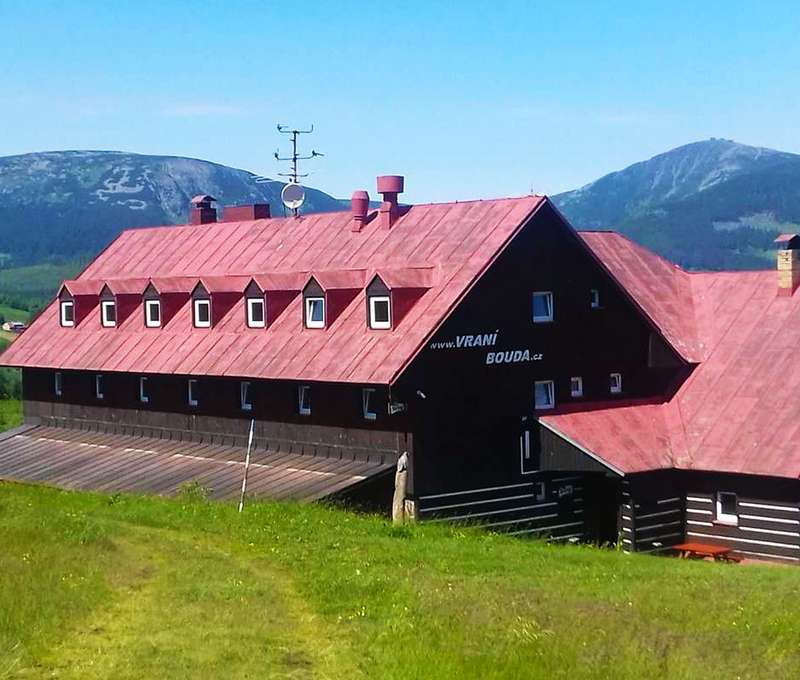 Vraní bouda se nachází v nádherné přírodě ve výšce 1095 m nad mořem