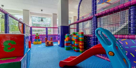 Interiérové detské ihrisko PLAY PLANET vo Vysokých Tatrách s útulnou kaviarňou pre rodiny/Vysoké Tatry - Starý Smokovec