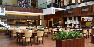 Reštaurácia Café Atrium vám zaručí príjemné posedenie a jedinečnú atmosféru pod presklenou pyramídou