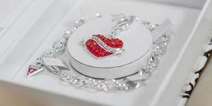 Náramok GUESS s červeným srdcom