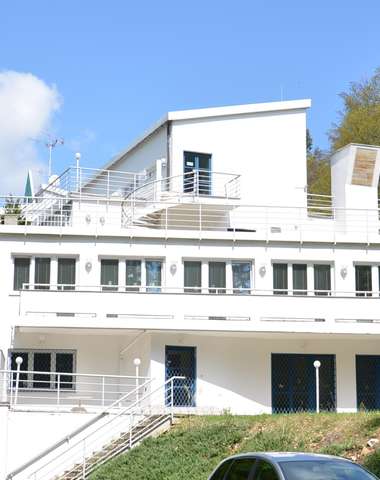 Interhotel America**** je situovaný v kľudovej zóne na úpätí Pieseckých hôr