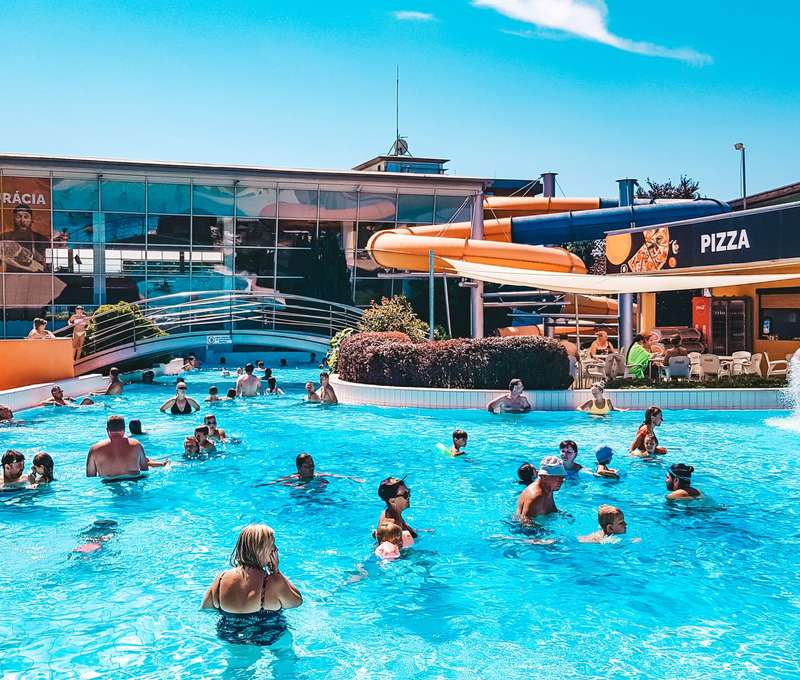 Voda má teplotu 28-38 °C a bazény sú rozdelené na plavecké, oddychové a relaxačné